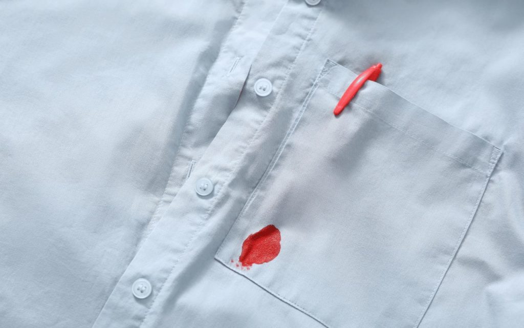 tache encre stylo rouge sur chemise