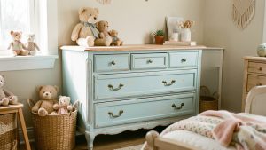 Une ancienne commode en bois restaurée dans une chambre d’enfant chaleureuse, avec une peinture bleu pastel, des jouets et des paniers en fibres naturelles.